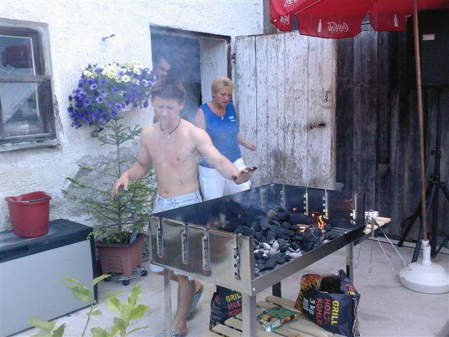 Mirko heizt den Grill an.jpg